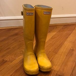 AUTHENTIC Hunter tall rain boots, 7
